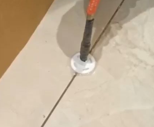 西市瓷砖空鼓维修公司专业解答瓷砖在铺贴过程中，如果没有涂抹均匀到位的粘结材料（如水泥砂浆或瓷砖胶），可能会导致以下问题