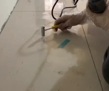 西市瓷砖开裂维修公司专业分享瓷砖在铺贴前如果没有沥干水分，将会导致以下问题