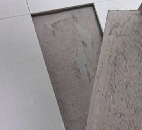 西市瓷砖空鼓维修公司分享瓷砖铺贴时如果打浆（即涂抹在瓷砖背面和基层上的砂浆或瓷砖胶）过少，会带来以下问题